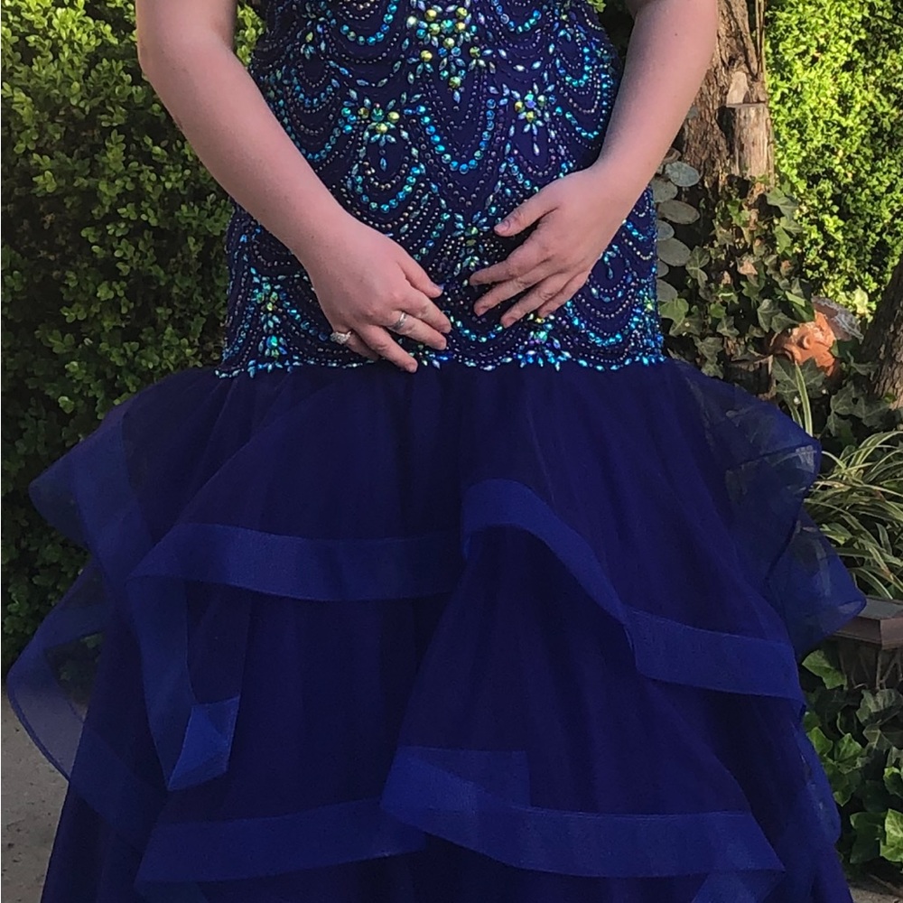 Mermaid style prom dress only ever worn for pictures.